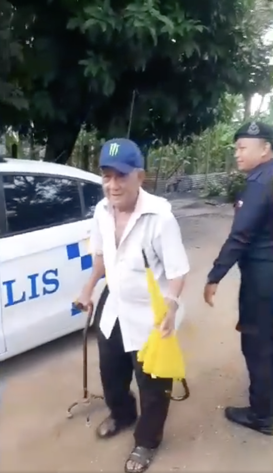 Kind m'sian police officer fetches elderly man home after seeing him walk alone in the rain 2