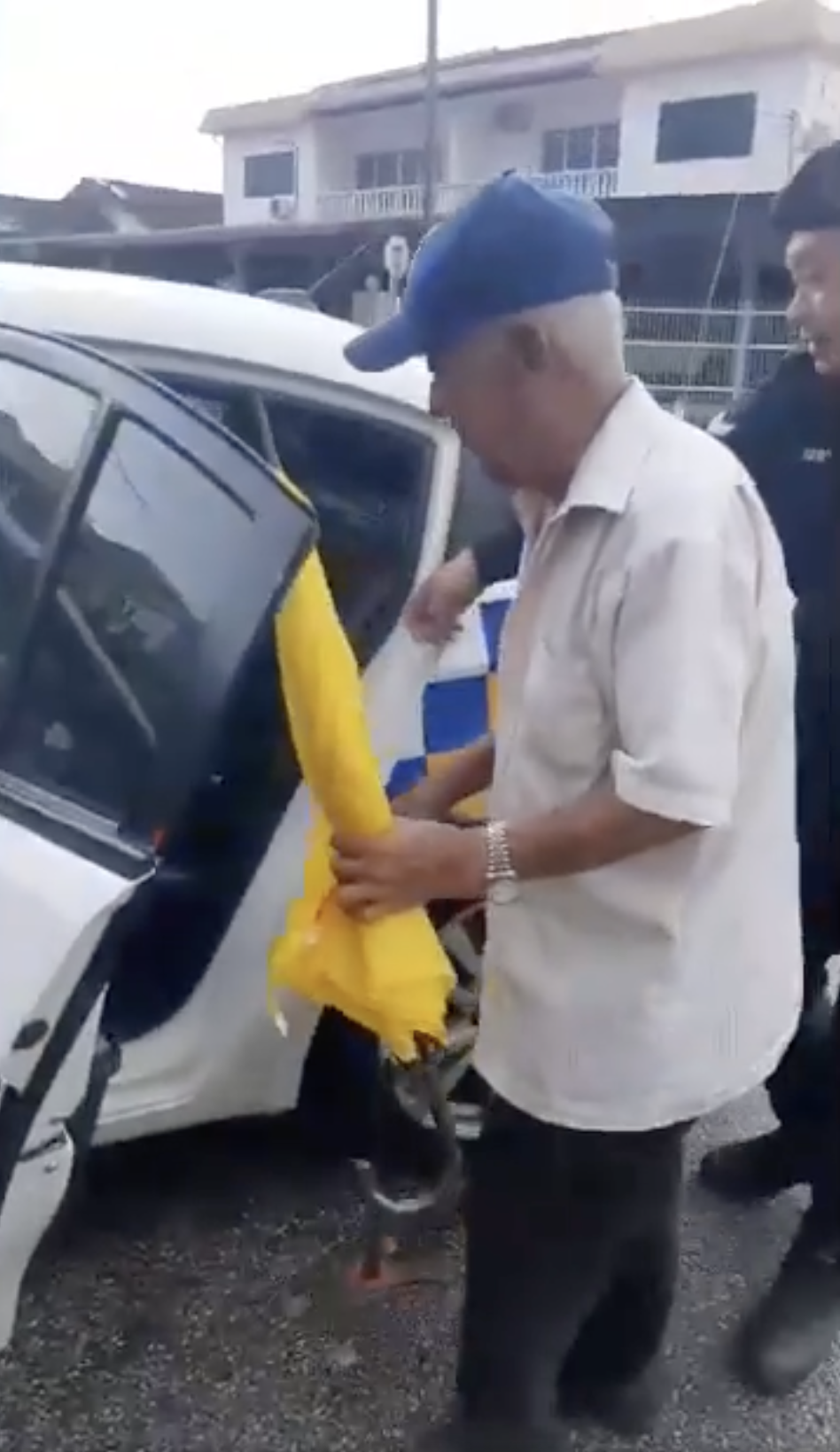 Kind m'sian police officer fetches elderly man home after seeing him walk alone in the rain 3