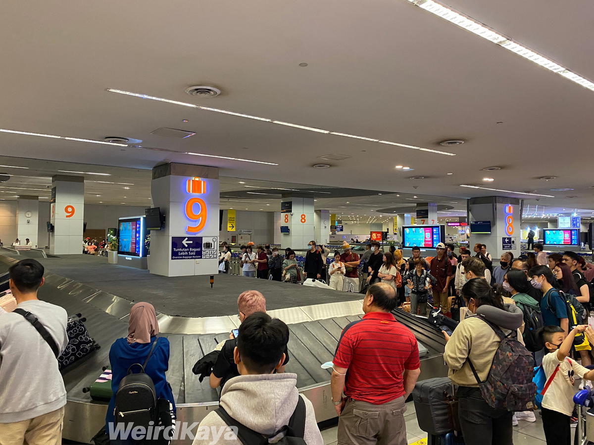 klia2 waiting luggage 