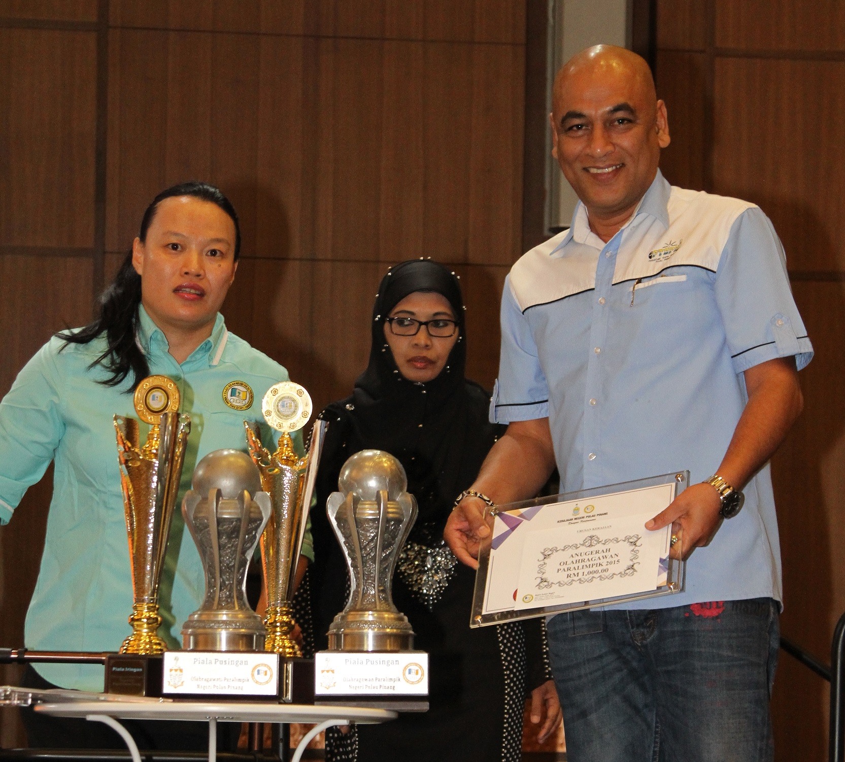 Koh lee peng with her trophy