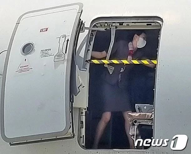 Korean cabin crew uses her body to block airplane door after passenger opens it midair, gets praised for her bravery 1