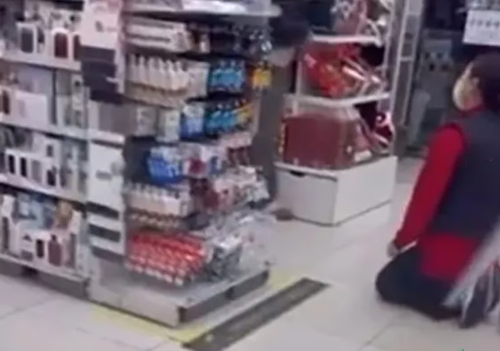 Korean Daiso worker forced to kneel and apologise