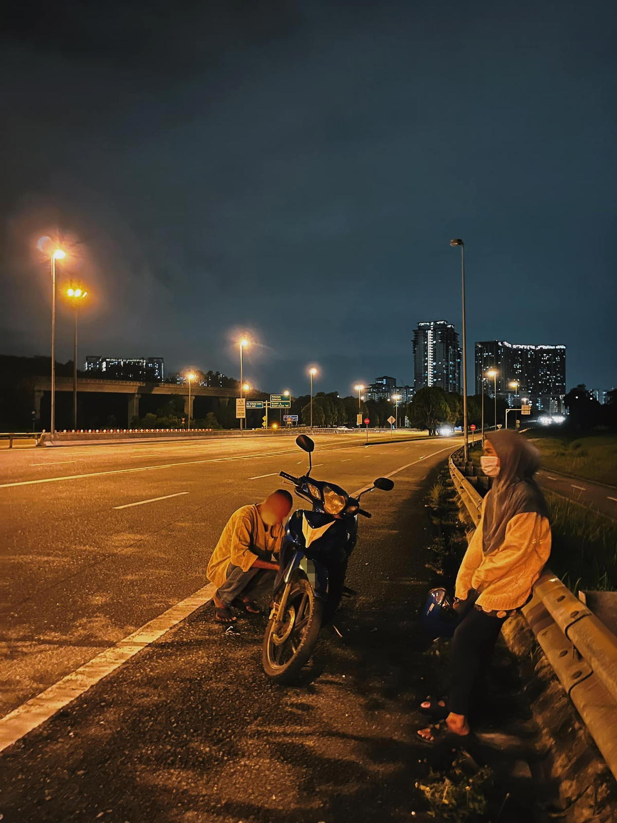 Netizen comes to the rescue of father and daughter who were stranded along the highway | weirdkaya