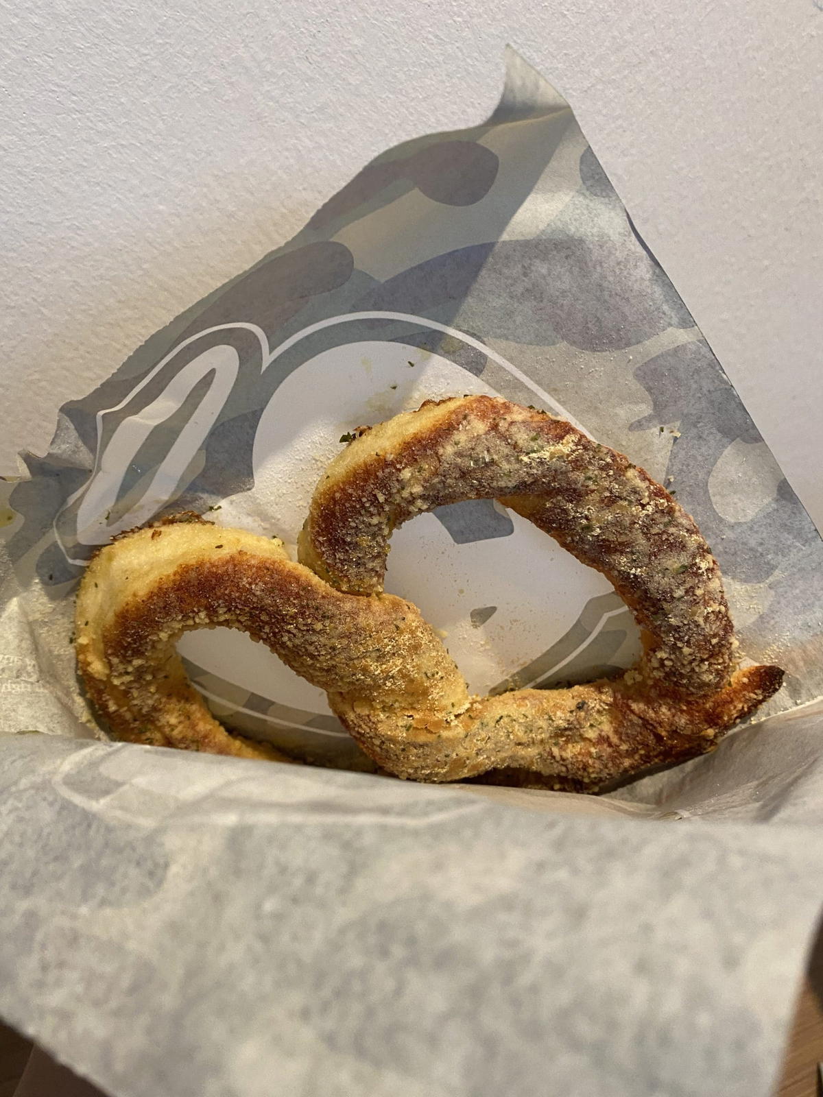 We tasted and ranked auntie anne's new camouflage pretzels where it has 3 flavours all rolled into one! | weirdkaya