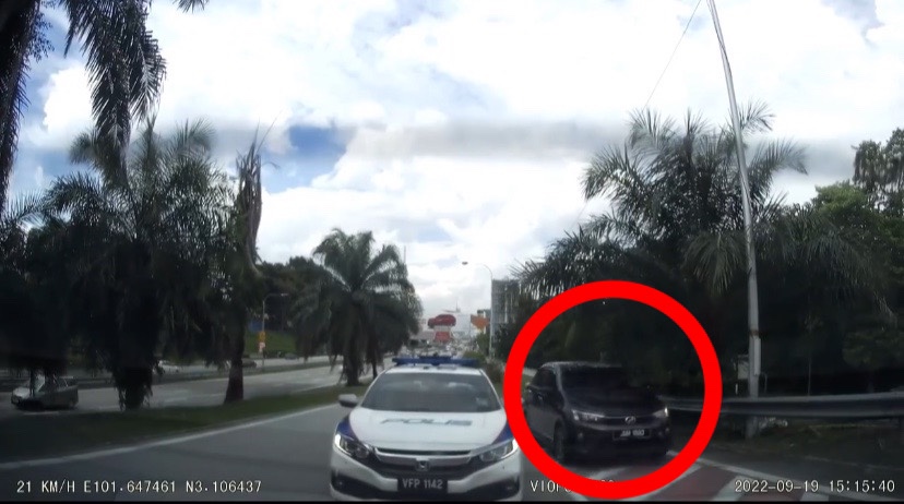 Lane-cutting perodua bezza feigns breakdown by driving up the curb to avoid police action