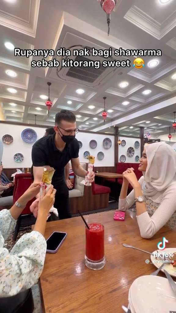 M'sian tiktoker uses 'pretty privileges' to get free food, criticized by netizens