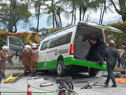 Van with 15 passengers crashes into barrier near genting highlands | weirdkaya