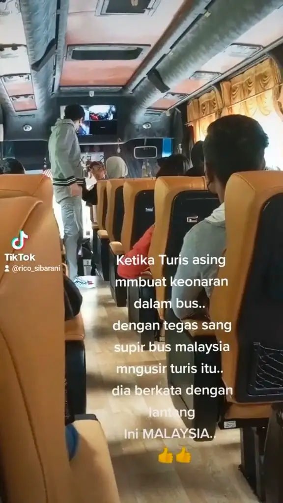 Arab tourist argues with bus driver