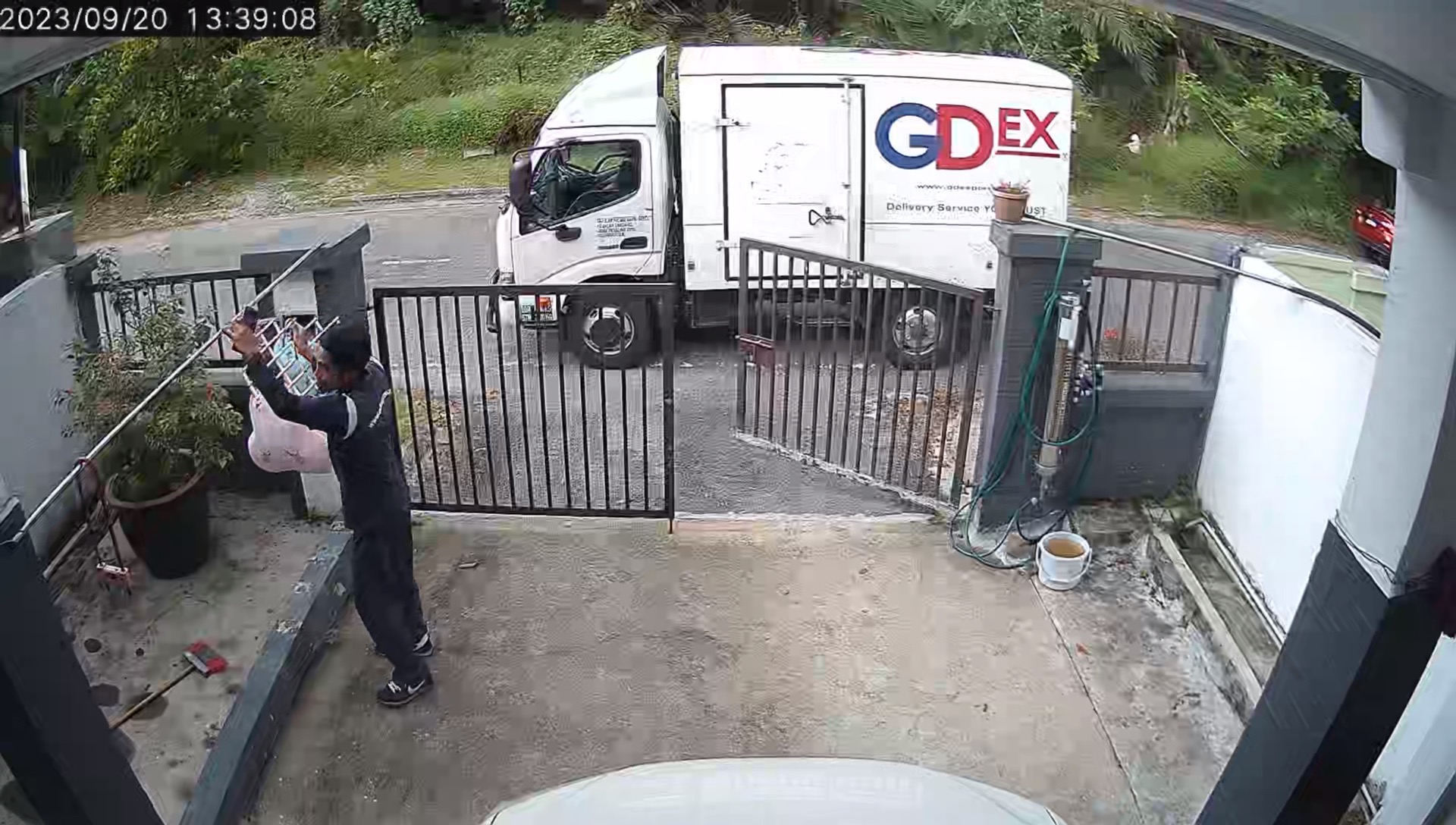 Johor gdex deliveryman praised for keeping customer's stuffed toys before it rained | weirdkaya