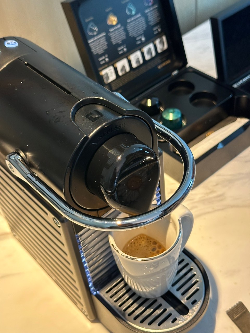 Coffee machine with free refillersv