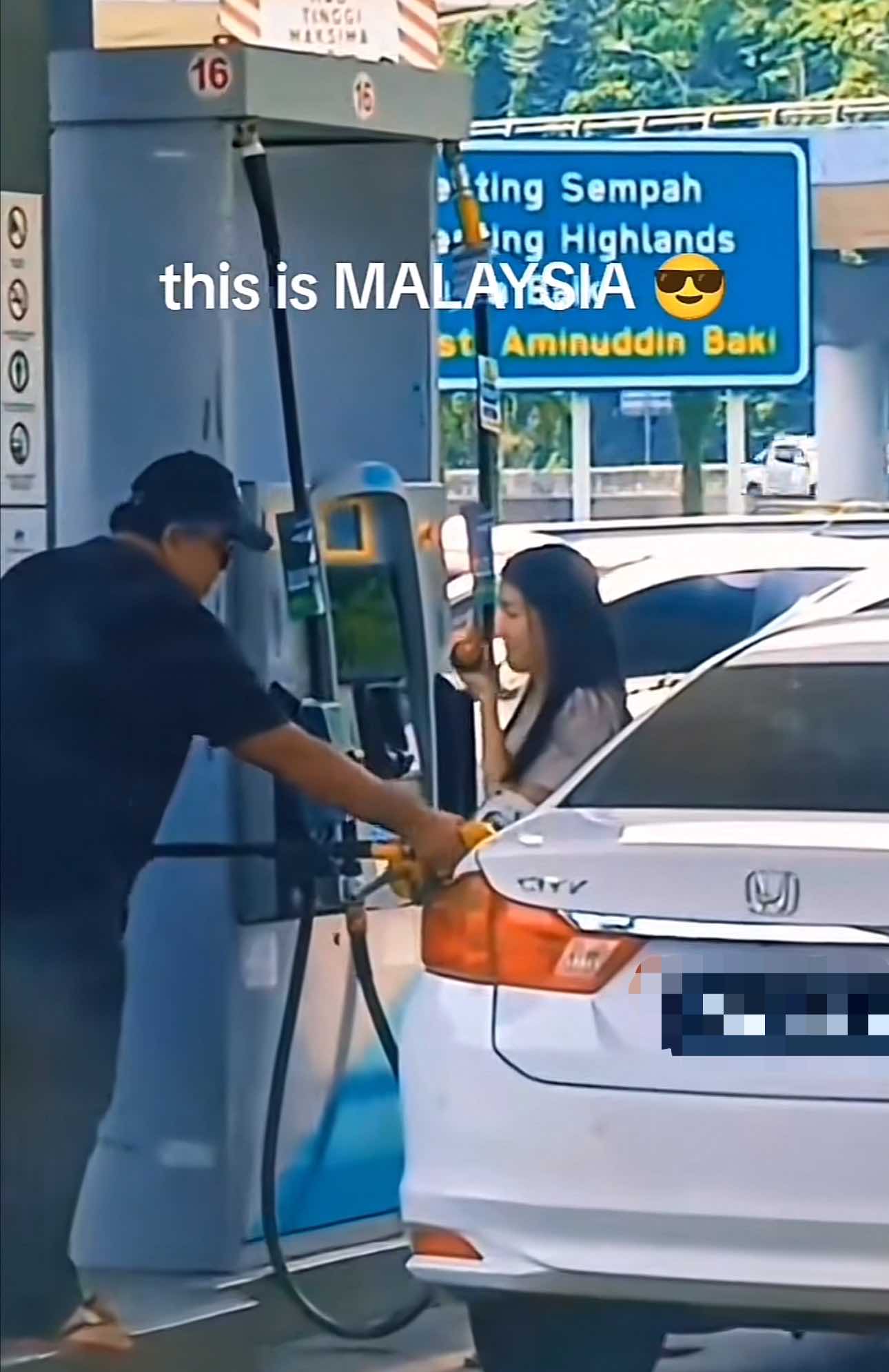 M'sian man gives remainder of his petrol to another driver, gets praised for his generosity