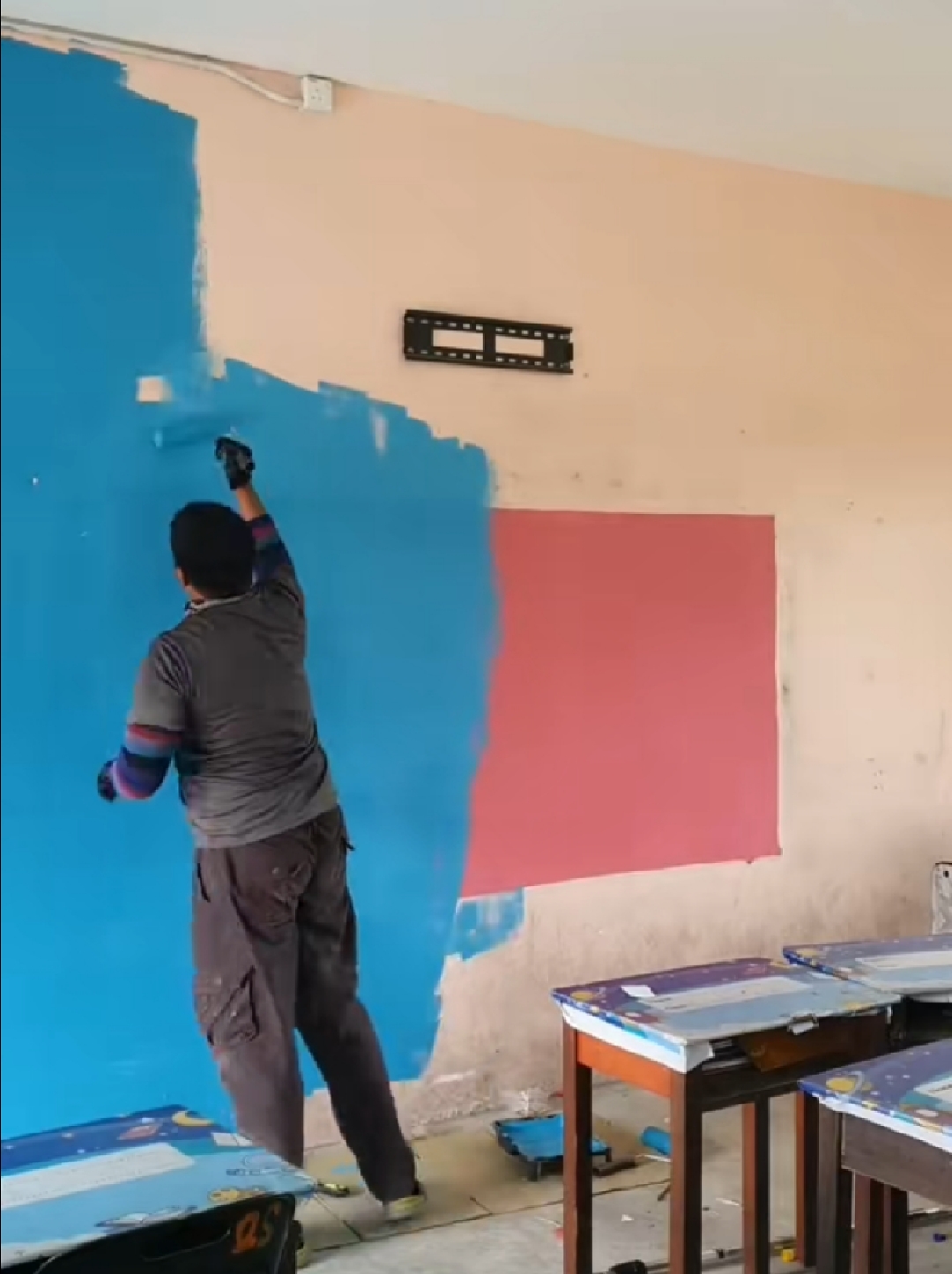 M'sian teacher transforms classroom by painting & decorating the class, wins approval on tiktok | weirdkaya