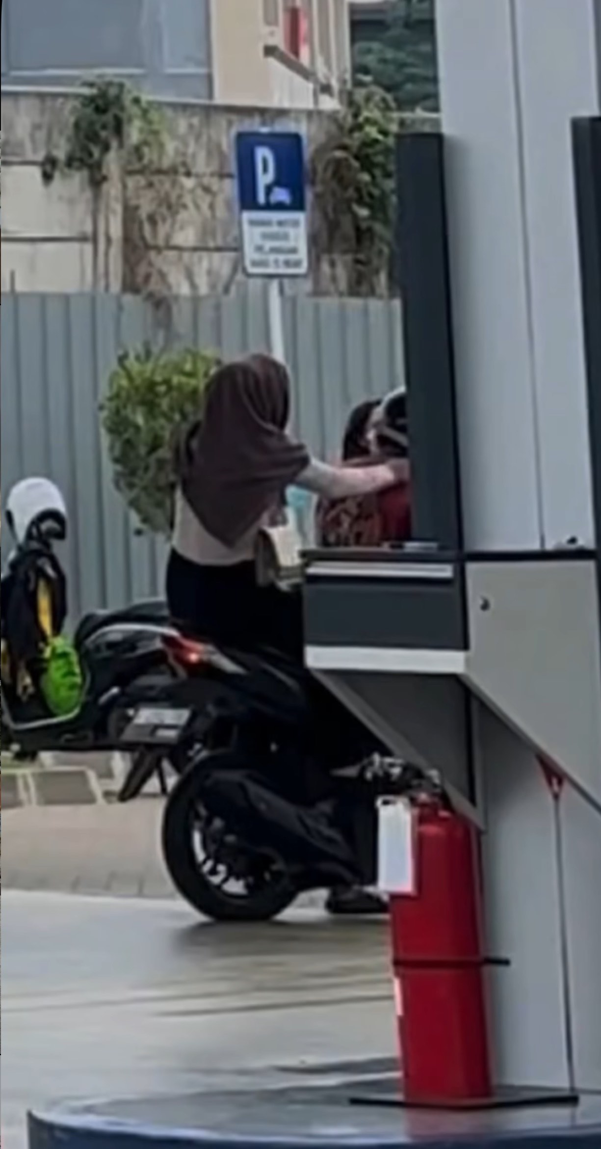Woman mistakenly sits on another man's bike