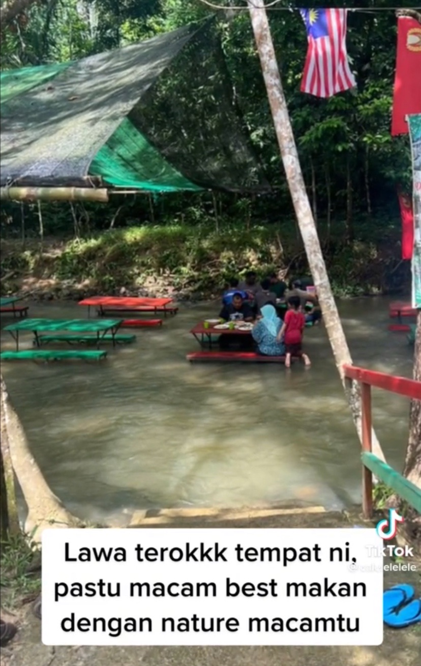 M'sians struggle in 'kepala air' when eating at an eatery in a river, netizens urge the eatery to be closed