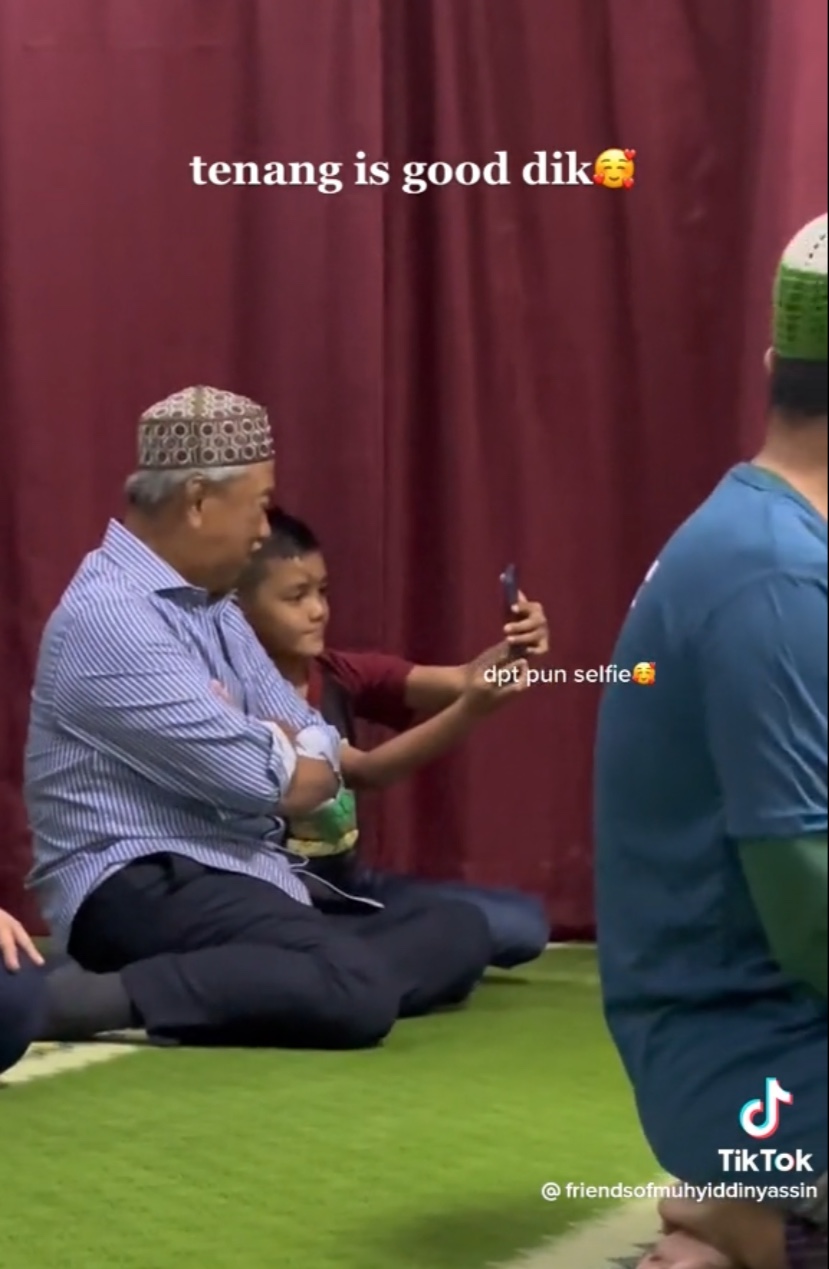 This m'sian kid is in starstruck awe after notices muhyiddin yassin sits beside him