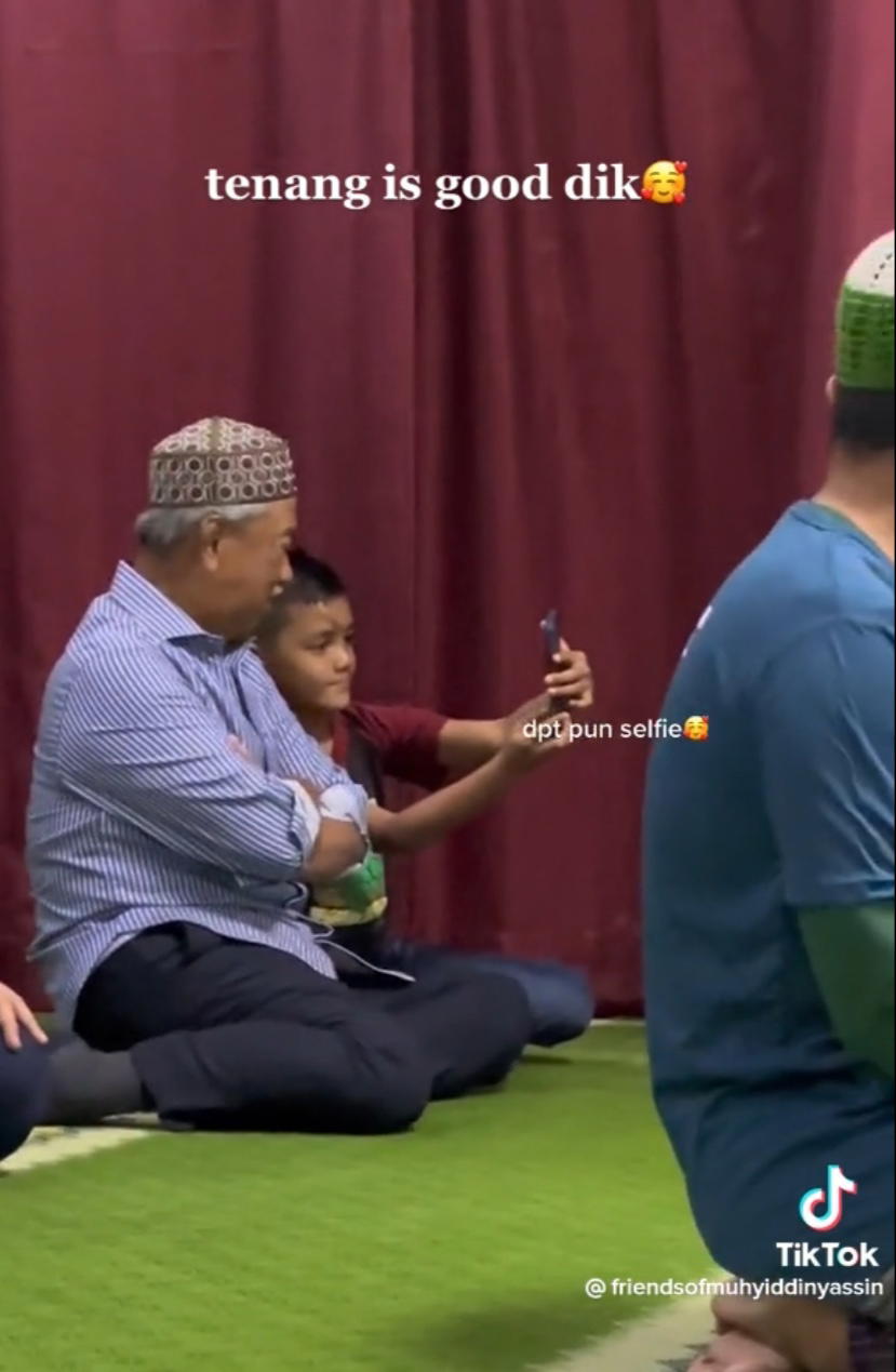 This m'sian kid is in starstruck awe after notices muhyiddin yassin sits beside him