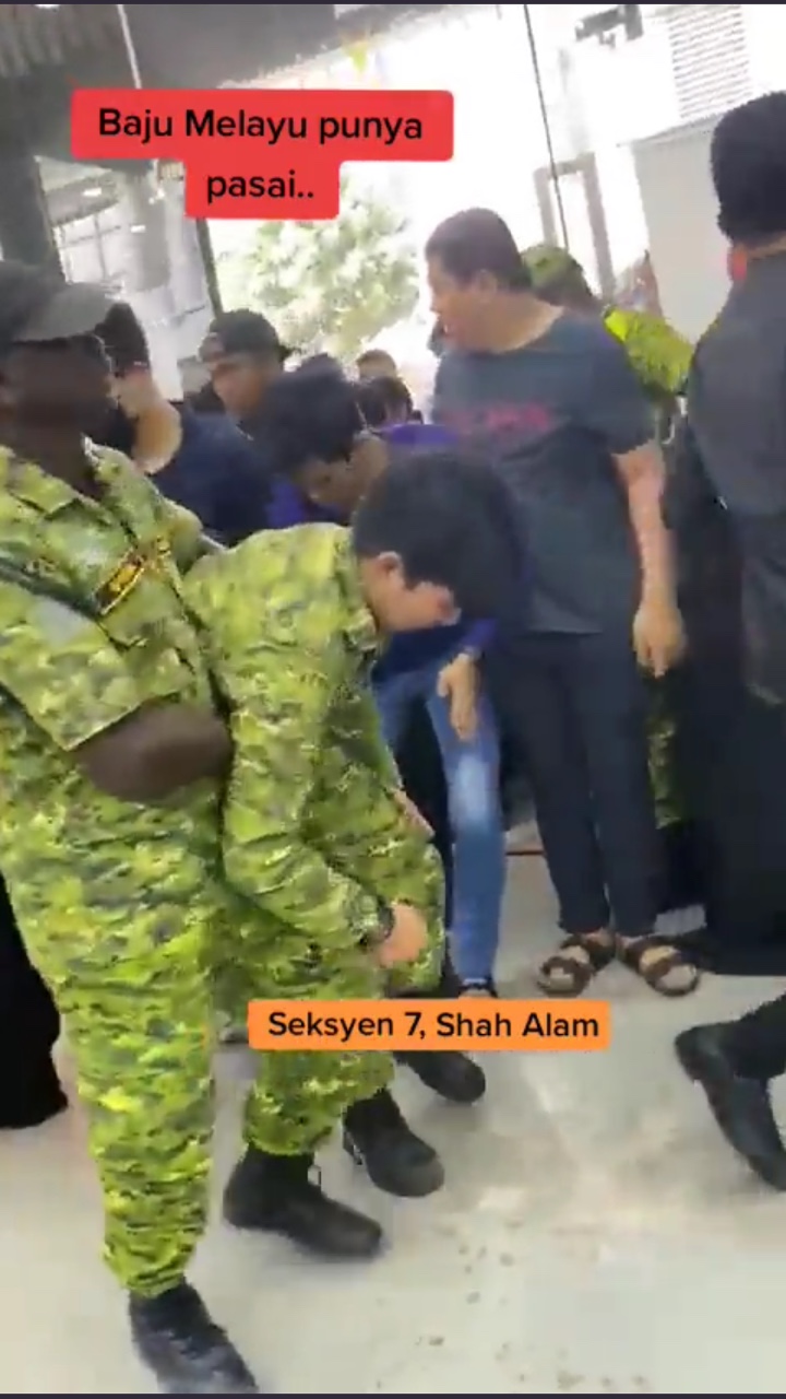M'sians swarm shop in shah alam to get their hands on discounted baju raya