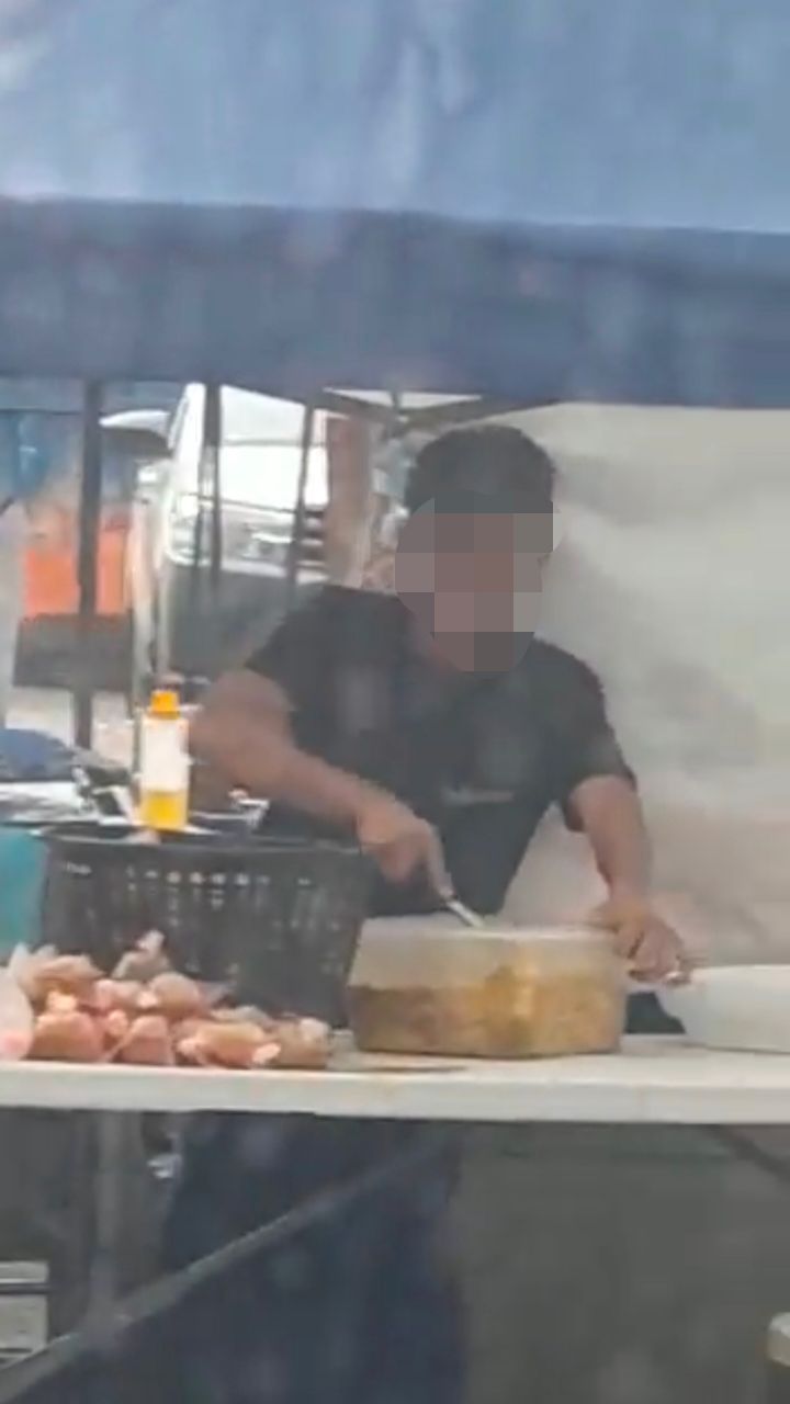 M'sian bazaar vendor allegedly spits into food, netizens left disgusted