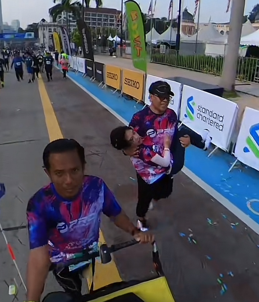 Netizens touched by m'sian father pushing his daughter with cerebral palsy across finishing line at kl marathon | weirdkaya