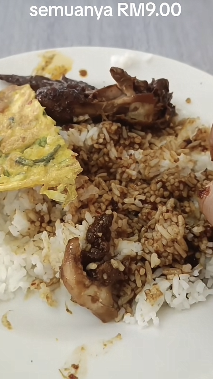 M'sian man shocked to find that students are paying rm9 for a plate of rice at his former uni | weirdkaya