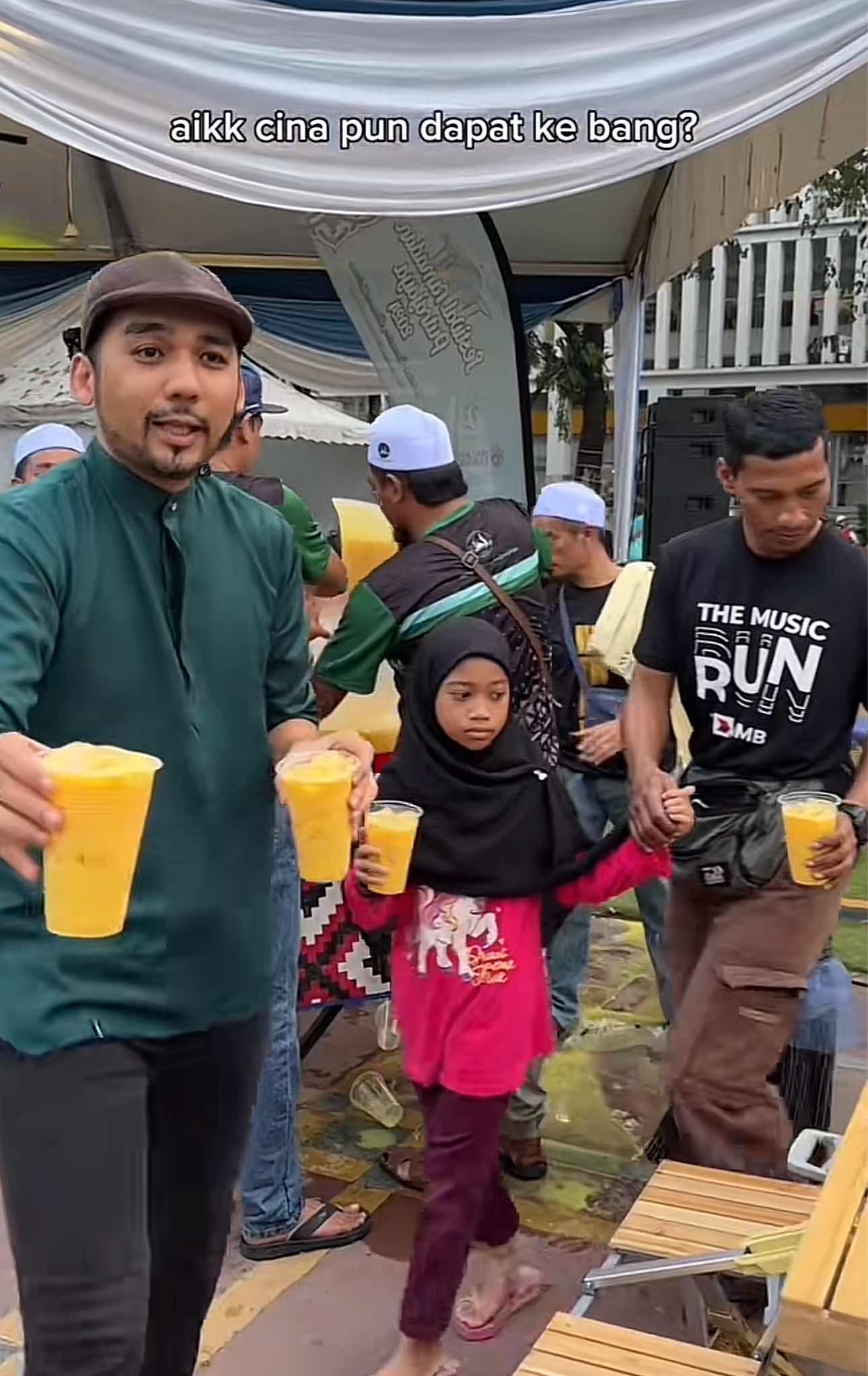 Malay man offers free drinks to two chinese woman