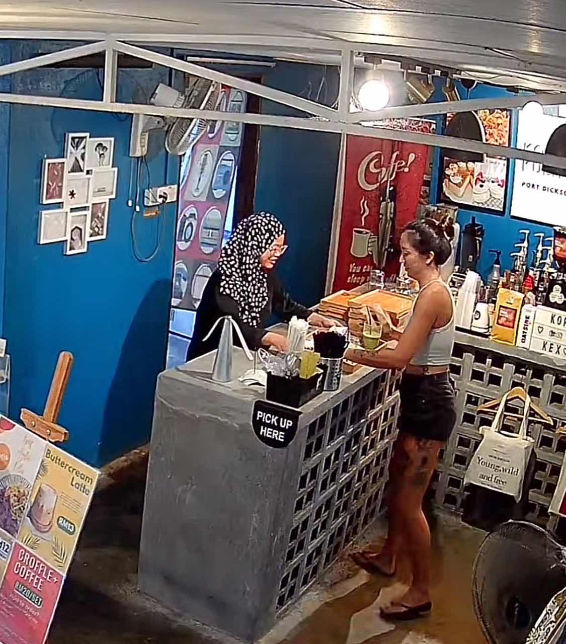 Sg woman returns the dishes to the cashier