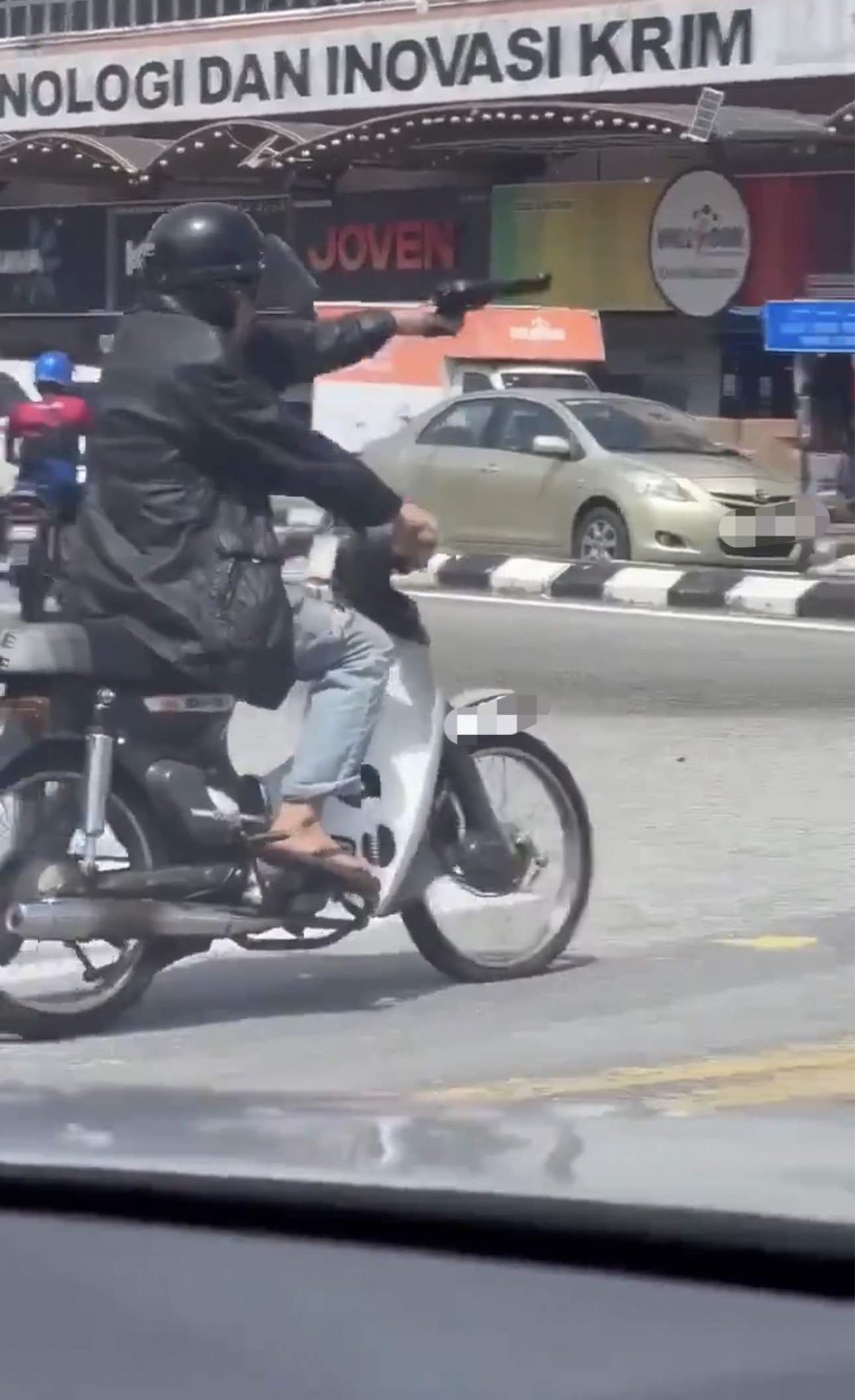 M'sian man seen waving fake gun near traffic light in terengganu | weirdkaya