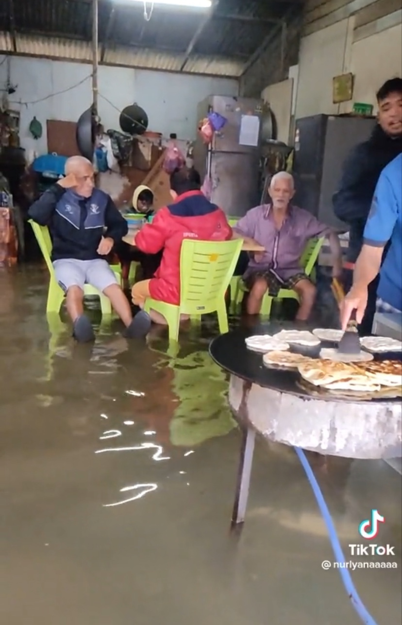 Roti canai vendor operates business as usual despite flood reaches knee level, amazes netizens