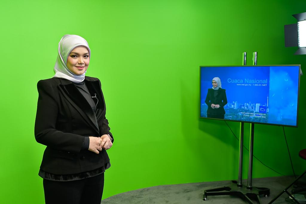 Dato' sri siti nurhaliza delivers weather report on rtm and we just can't get enough of her