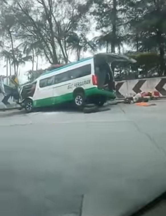 Van with 15 passengers crashes into barrier near genting highlands | weirdkaya