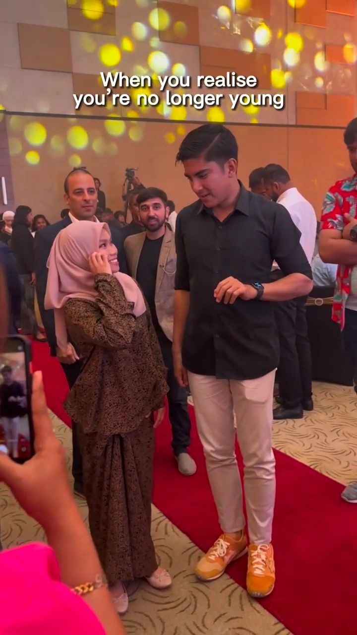 Syed saddiq struggles to make 'heart cheek' pose, tickles m'sians