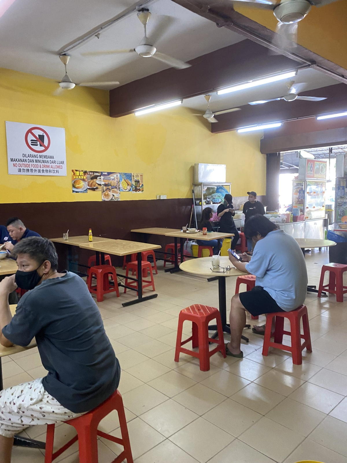 This humble chicken rice stall in kajang serves really juicy char siu that’s perfect for a hearty lunch at just rm8 | weirdkaya