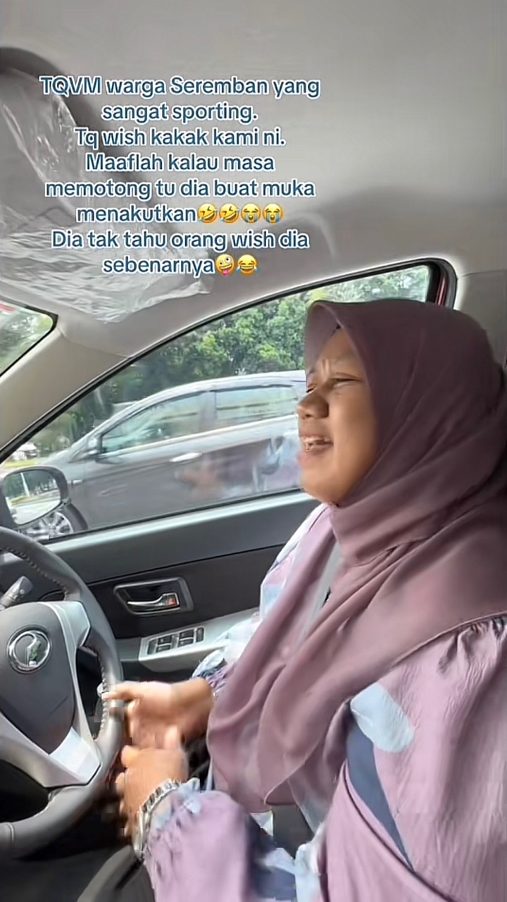 Msian woman grew mad after cars start honking at her