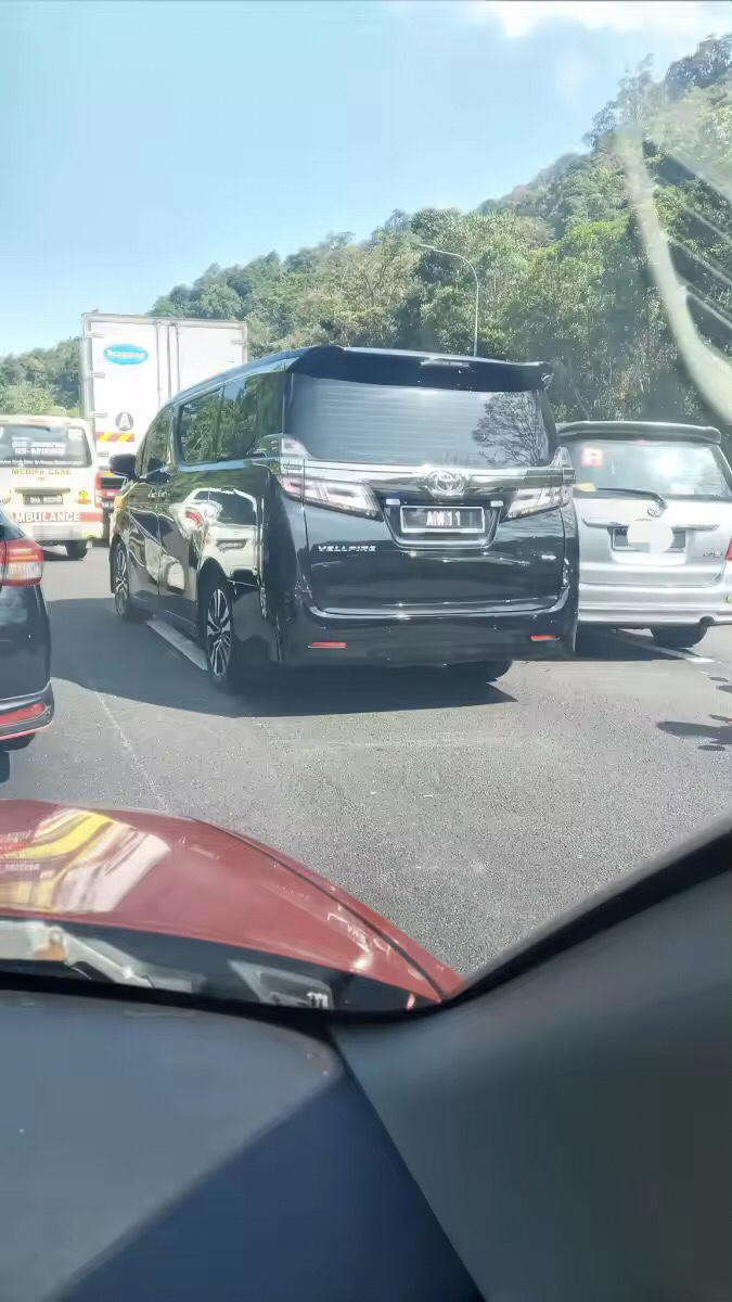 Mpv belonging to m'sian minister tailgates ambulance