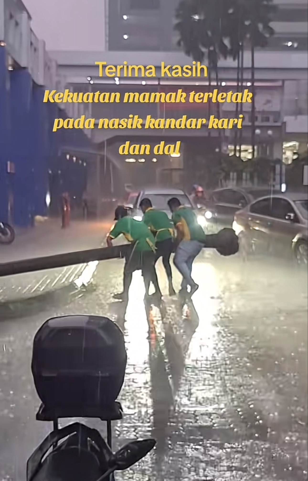 Screenshot of a man saying thank you to the workers who took off the tree from the road despite the rain