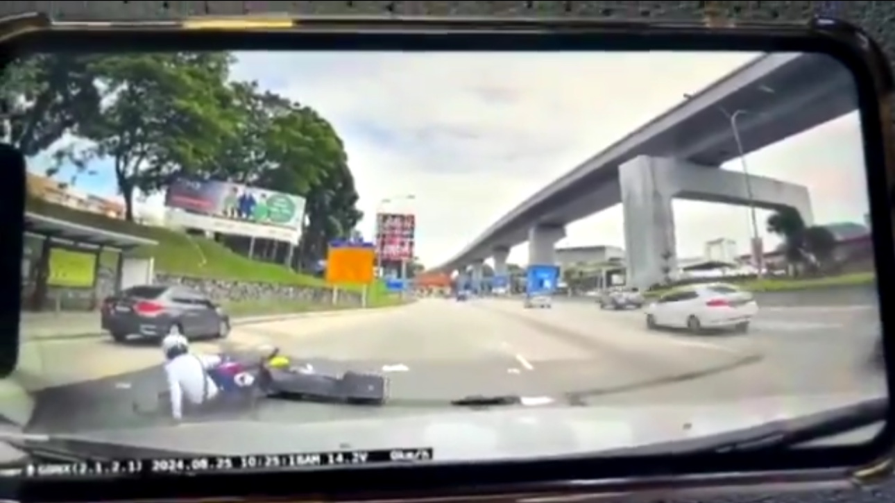 Pdrm officer falls painfully