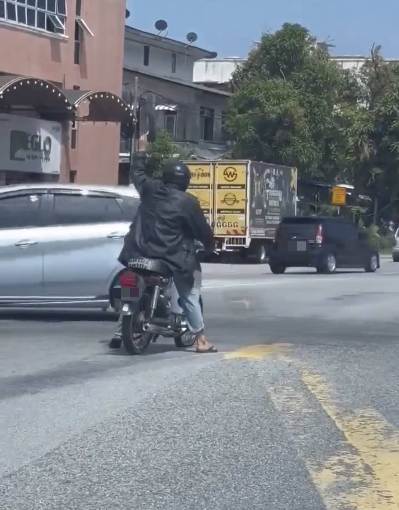 M'sian man seen waving fake gun near traffic light in terengganu | weirdkaya