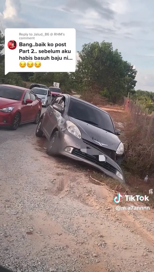 Impatient myvi driver tries to cut queue and overtake other cars, get stuck in the ditch instead