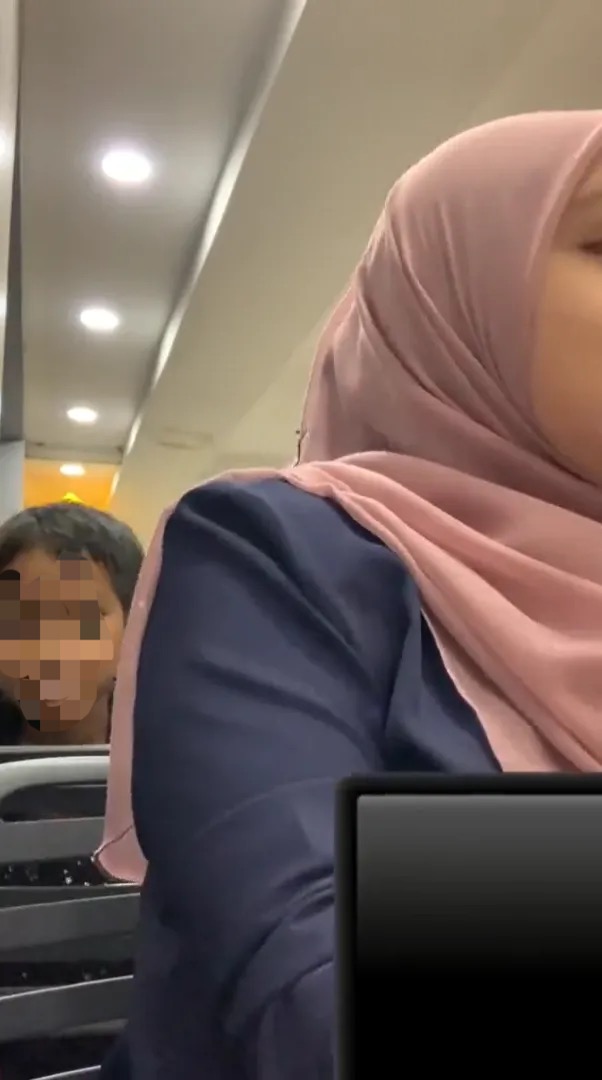 “oi babi! ” — young boy harasses m’sian woman who refused to give him duit raya