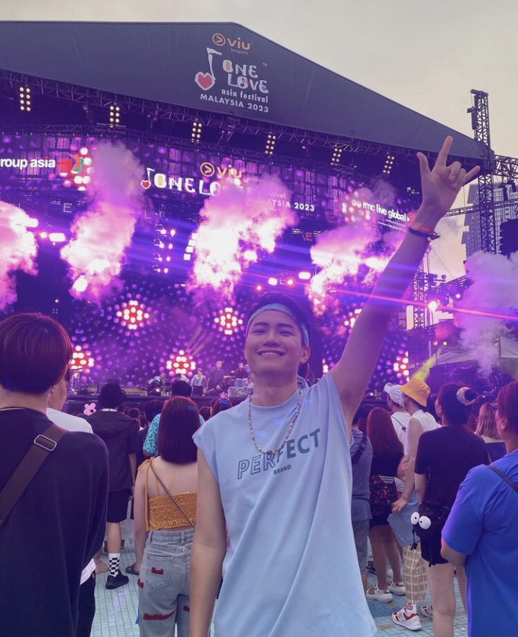 M'sian dj almost whacked by rude uncle who forced concertgoer to make room for him in free seating zone