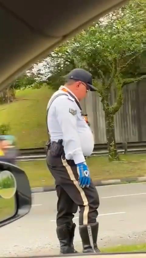 M'sian traffic policeman falls asleep while standing