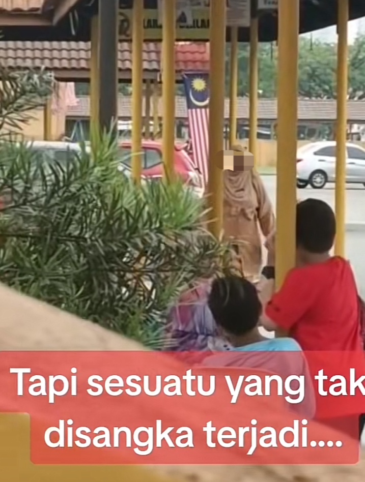 M'sian girl wears traditional attire and puts on makeup for merdeka celebration, teacher wipes it away & scolds her | weirdkaya