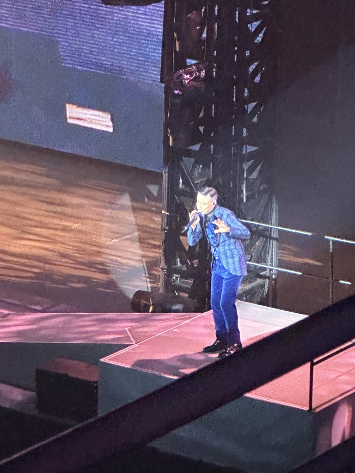 Fans express concern for hk star jacky cheung after he slips onstage during m’sian concert | weirdkaya