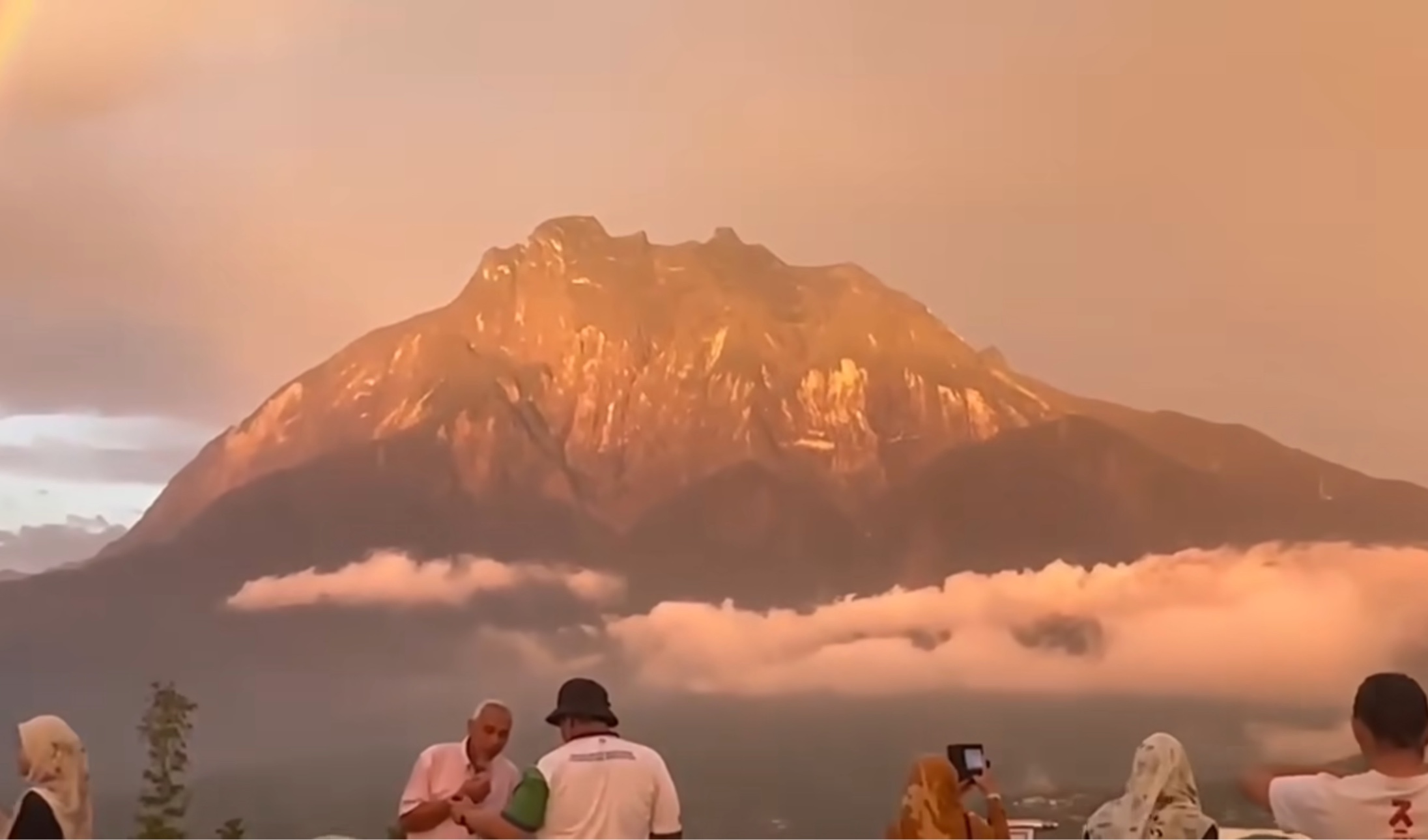 Mount kinabalu glowing