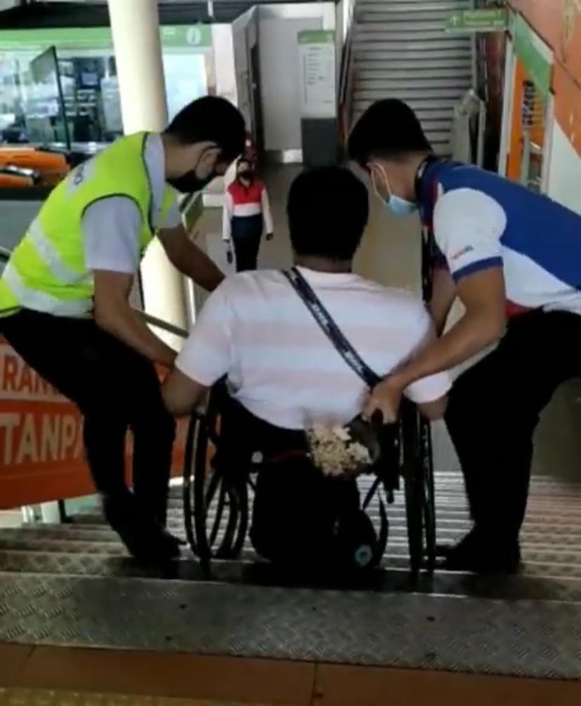 Rapidkl slammed for lack of oku-friendly facilities after staff were seen carrying disabled man down the stairs