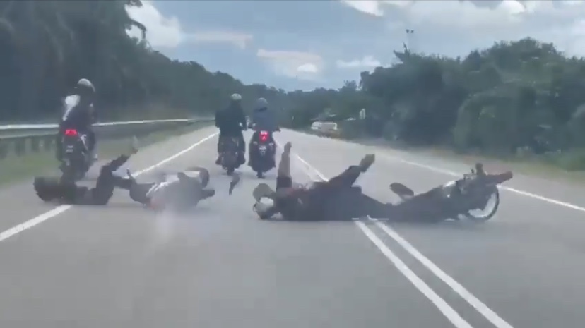 M'sian motorcyclists crashed into each other while chatting & leaves netizens outraged