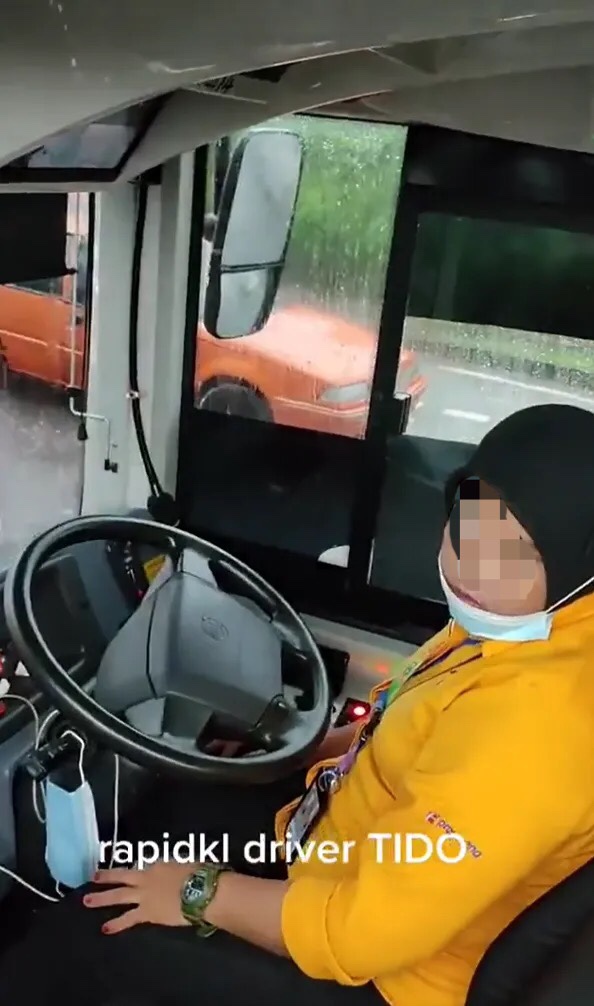 M'sian man accuses rapidkl bus driver of sleeping on the job after waiting 2 hours for its arrival