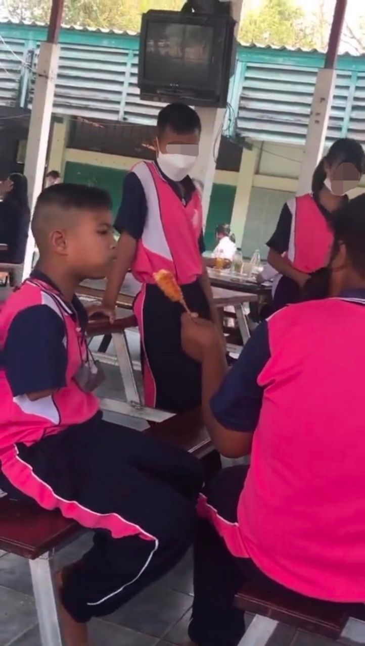 M'sian student feeds oku friend at school canteen, netizens touched