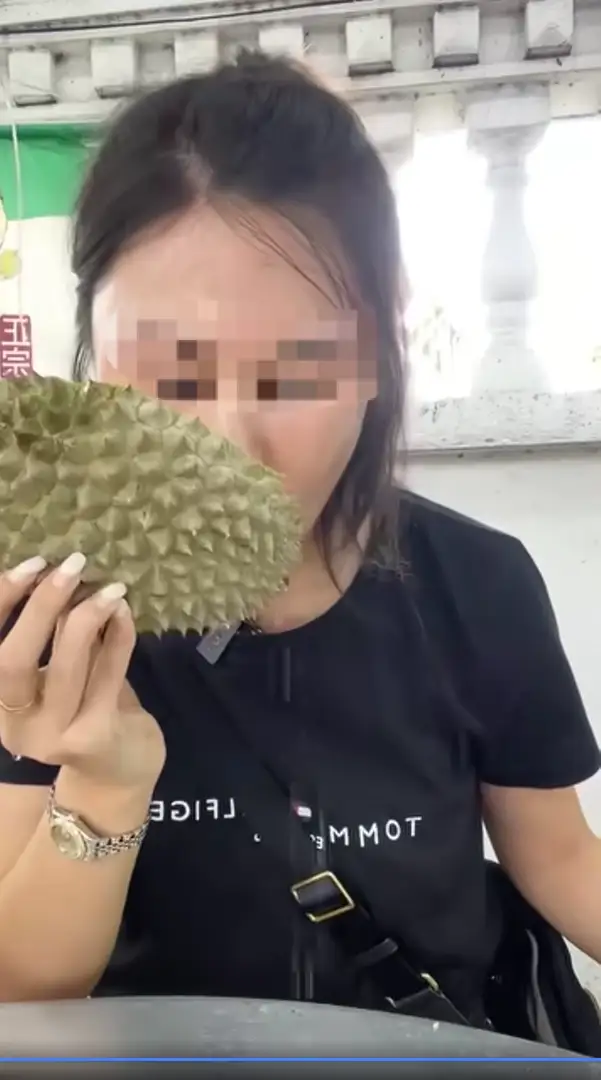 Chinese vlogger washes hands & drinks the water straight from durian shell in penang, leaves m'sians astonished | weirdkaya