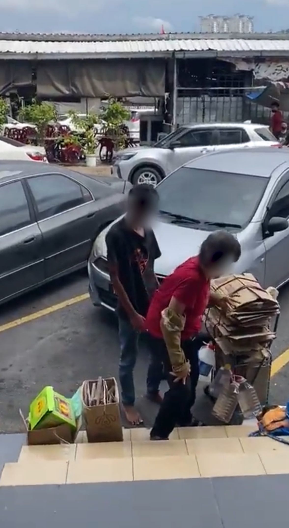 21yo foreigner caught sexually harassing 71yo m'sian woman at ampang
